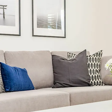 Lab-modern 3 Bedroom Near Apartment *